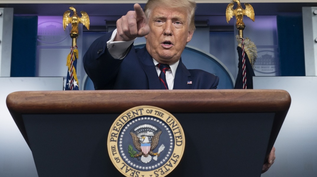 Παρέλαση υποστήριξης προς τον πρόεδρο Τραμπ επιχείρησαν οπαδοί του στο Τέξας, καταλήγοντας στον βυθό λίμνης λόγω κακοκαιρίας.