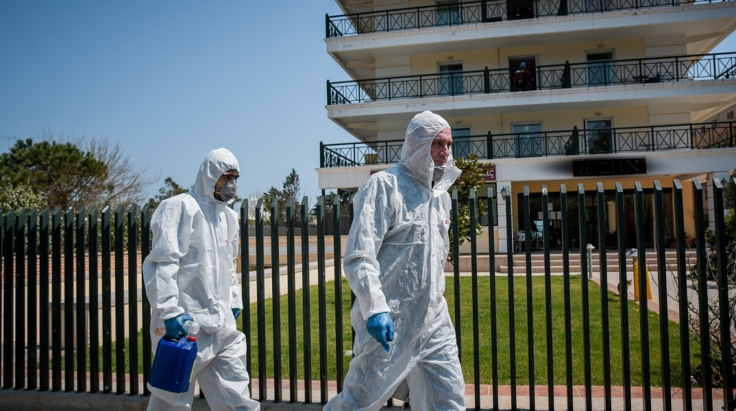 Δύο ηλικιωμένοι από γηροκομεία έχασαν τη ζωή τους τα ξημερώματα της Κυριακής, ανεβάζοντας τον αριθμό των θυμάτων του κορωνοϊού σε 282