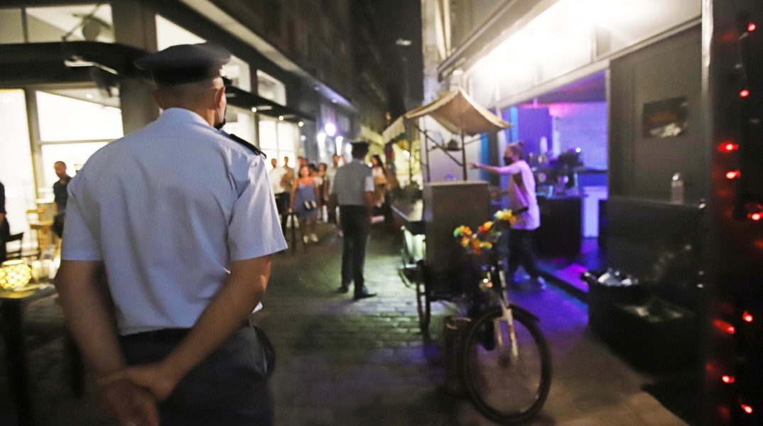 Συνεχίζονται οι σαρωτικοί έλεγχοι της ΕΛ.ΑΣ. στο πλαίσιο των μέτρων για την αποφυγή διάδοσης του κορωνοϊού. Διαπιστώθηκε σειρά παραβάσεων