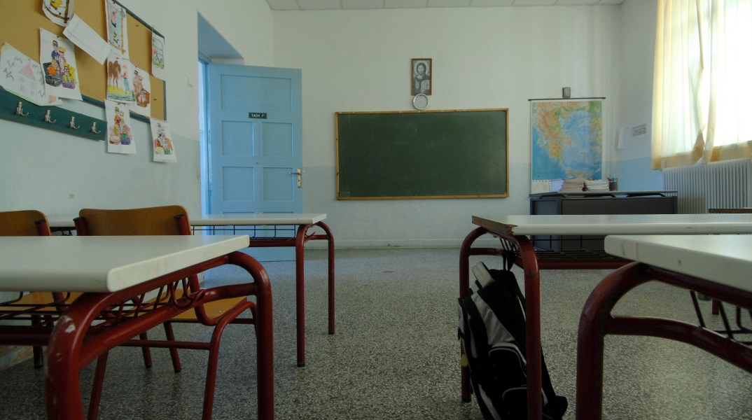 Κορωνοϊός: Ο ΕΟΔΥ εξέδωσε αναλυτικές οδηγίες για τα μέτρα που πρέπει να λαμβάνουν οι μαθητές εντός και εκτός σχολικών τάξεων