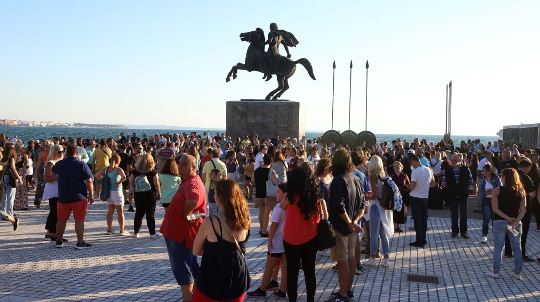 Κορωνοϊός: Διαμαρτυρία χωρίς μάσκες ενάντια στη χρήση μάσκας στα σχολεία πραγματοποίησαν γονείς μαθητών στη Νέα Παραλία της Θεσσαλονίκης