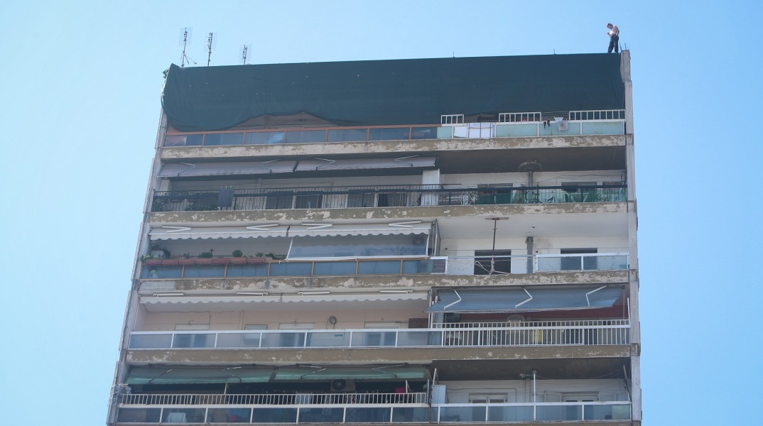 Άνδρας σκαρφαλωμένος στον 12ο όροφο πολυκατοικίας στη Θεσσαλονίκη απειλεί να αυτοκτονήσει, εάν δεν ικανοποιηθούν τα αιτήματά του. 