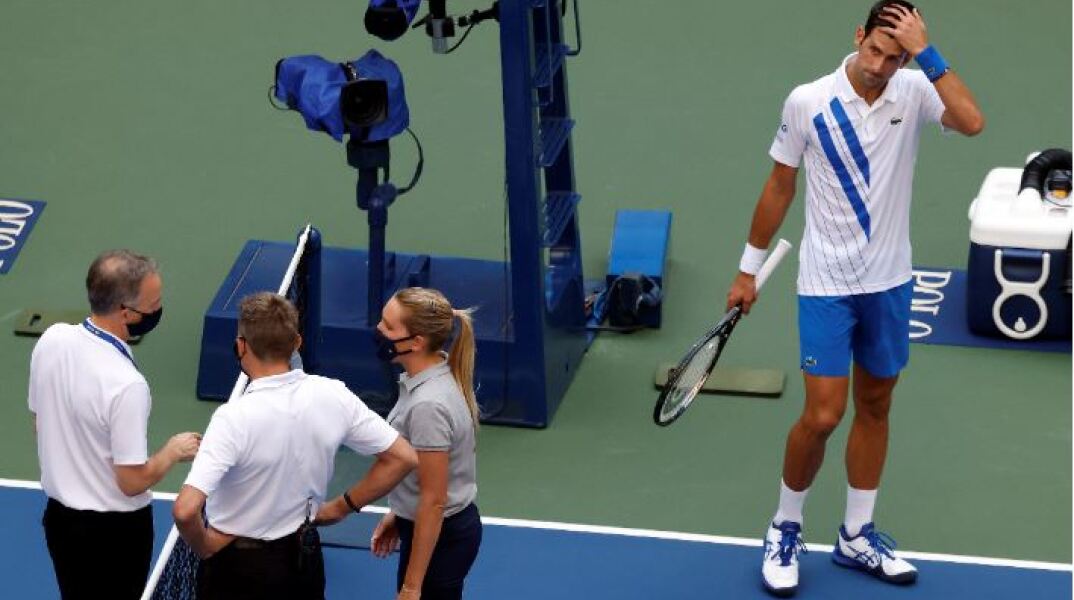 Ο Νόβακ Τζόκοβιτς λίγο μετά το περιστατικό που προκάλεσε την αποβολή του