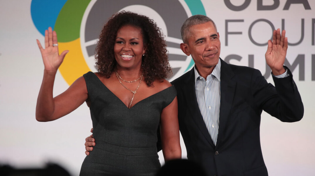 Οι Barack και Michelle Obama αγακλιά, χαιρετάνε