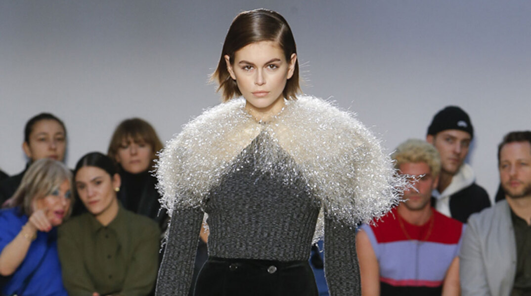 Το μοντέλο Kaia Gerber στην επίδειξη μόδας του JW Anderson για το Φθινόπωρο 2020