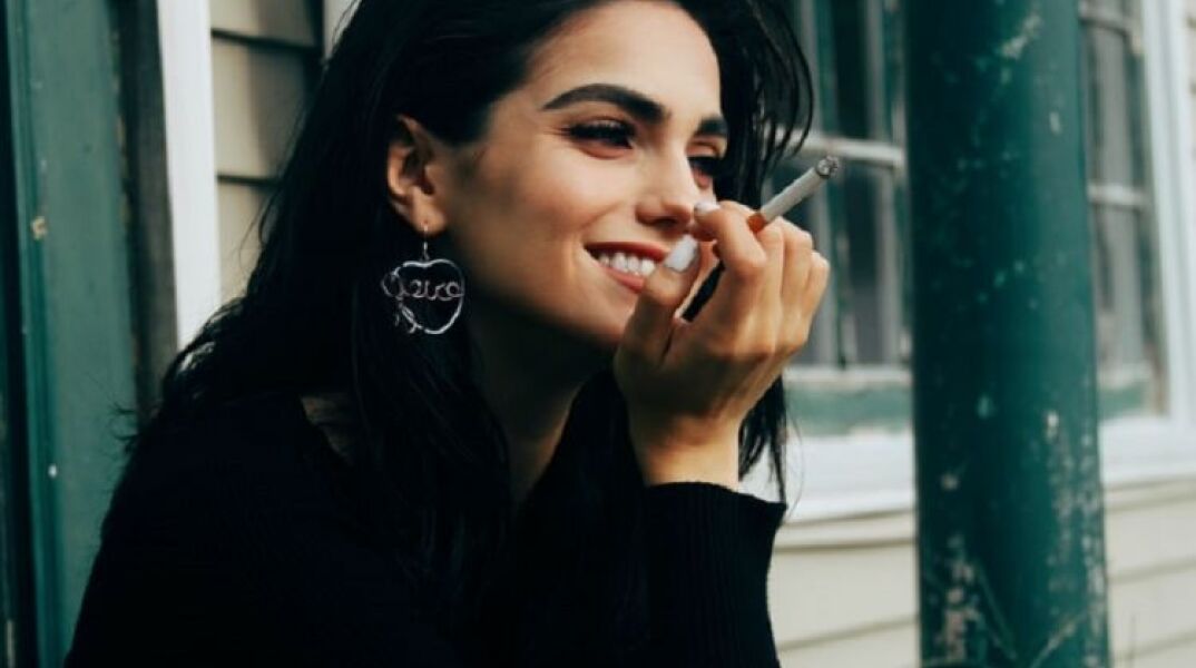 Κοπέλα καπνίζει 