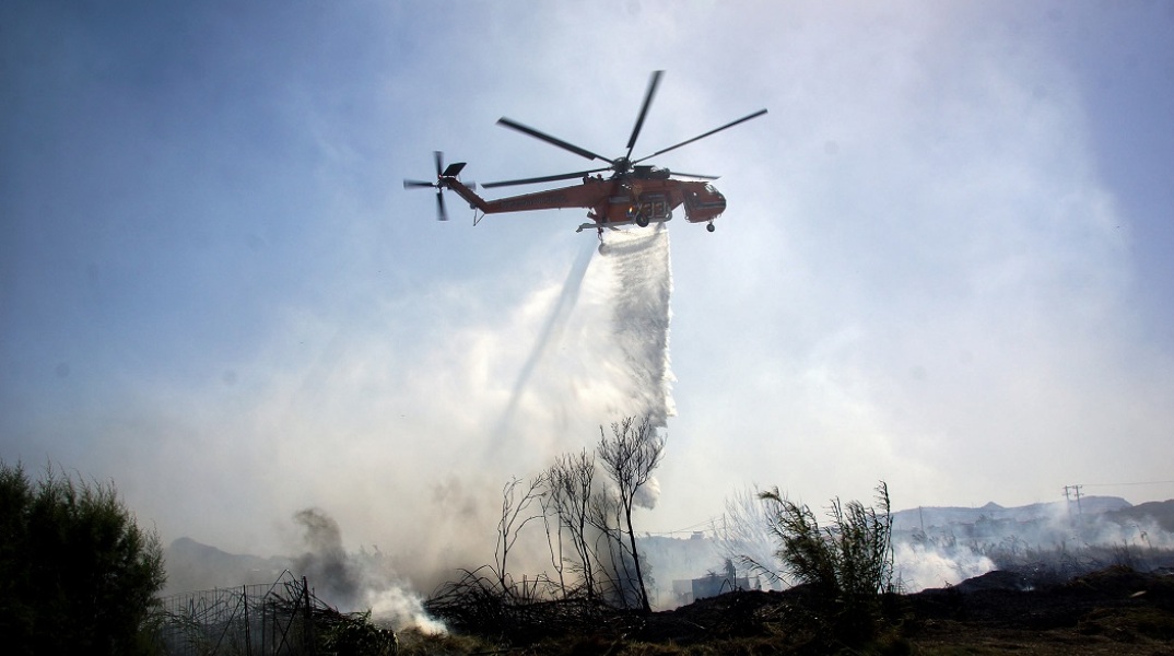 Ελικόπτερο επιχειρεί σε φωτιά 