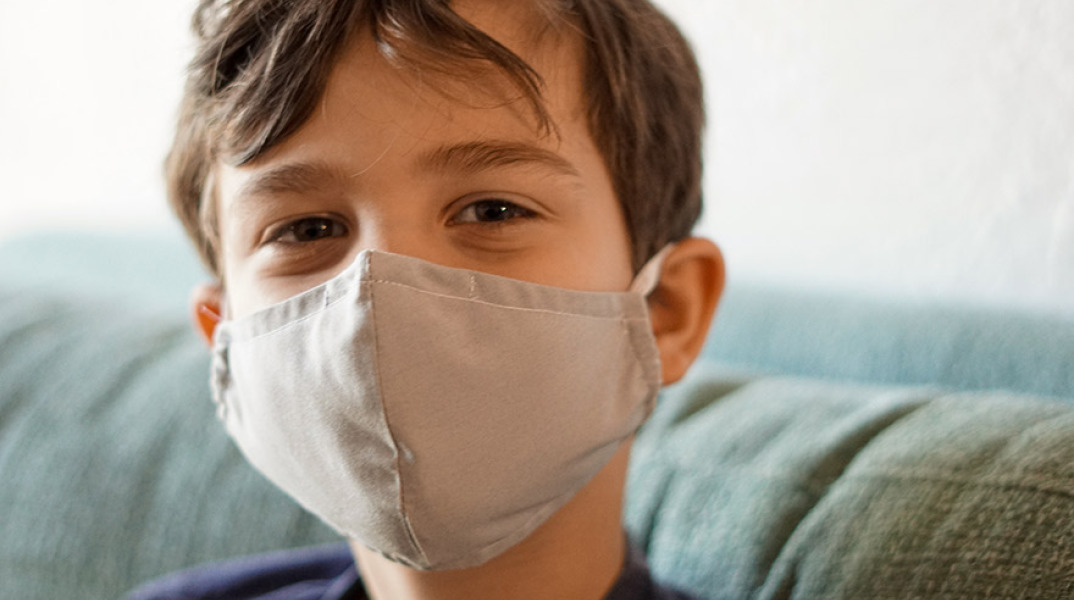 Παιδί που φοράει μάσκα