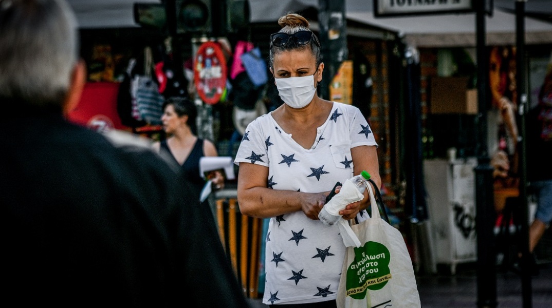 Πολίτες με μάσκα στο κέντρο του Πειραιά