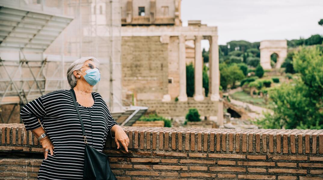 Γυναίκα με μάσκα στην Ιταλία