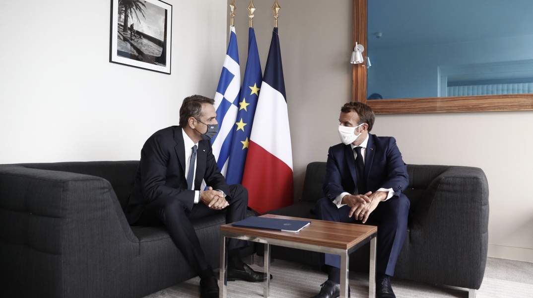Ο πρωθυπουργός Κυριάκος Μητσοτάκης με τον Πρόεδρο της Γαλλικής Δημοκρατίας Emmanuel Macron κατά τη συνάντησή τους στην Κορσική