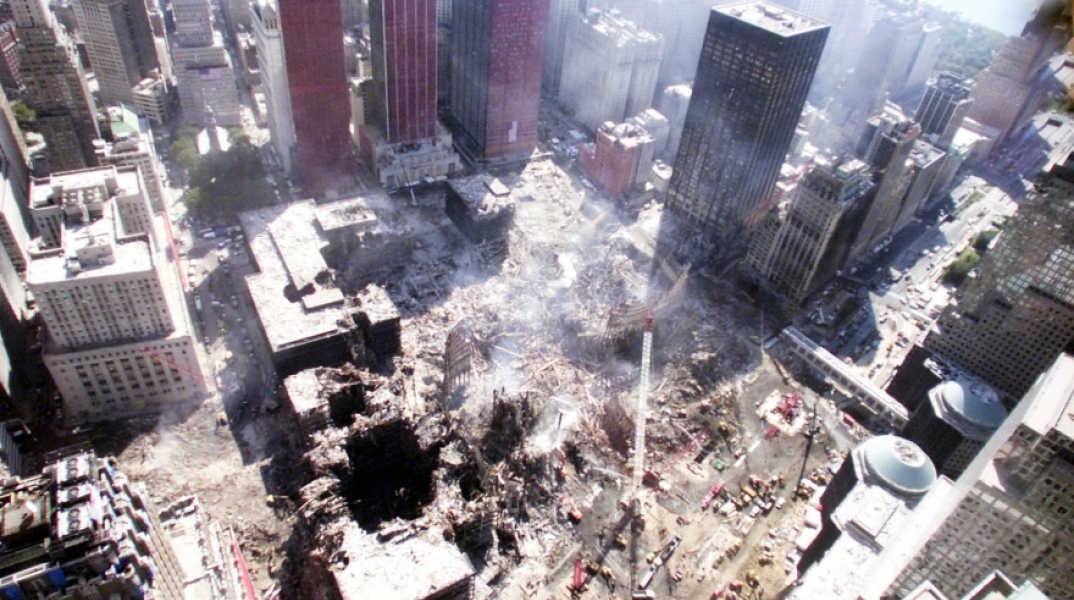 Φωτογραφία από την τρομοκρατική επίθεση στους Δίδυμους Πύργους, στις 11 Σεπτεμβρίου 2001