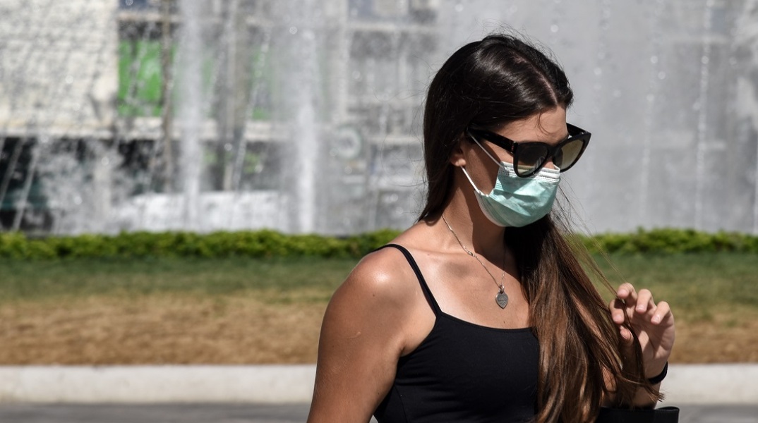 Νεαρή κοπέλα με μάσκα στο κέντρο της Αθήνας