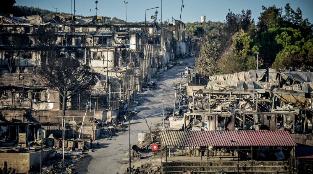 Εικόνες από την ολοκληρωτική καταστροφή του ΚΥΤ στην Μόρια