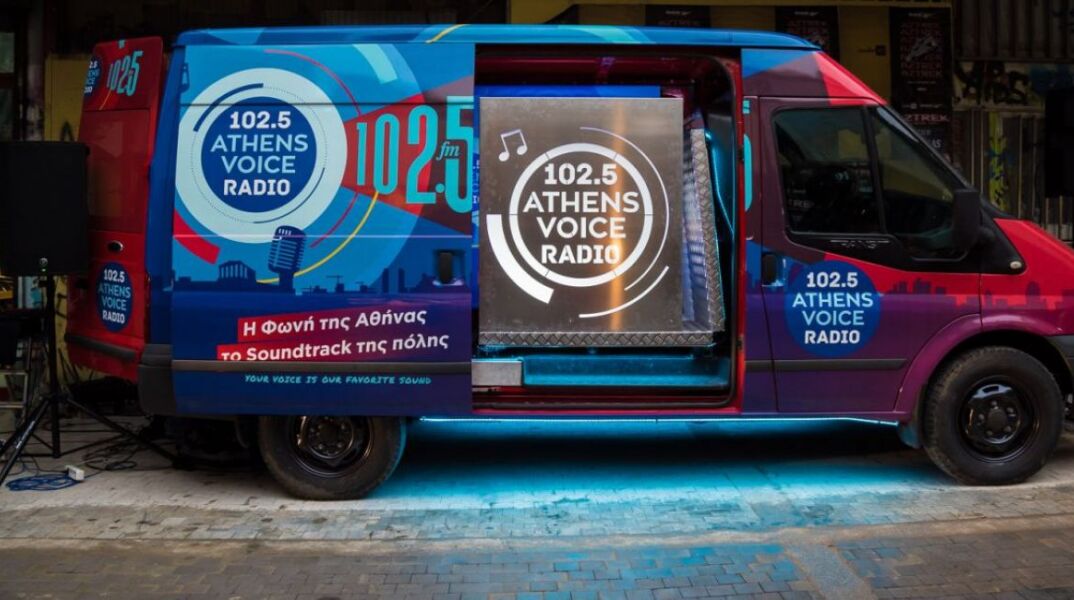 Το φορητό στούντιο-van του ραδιοφωνικού σταθμού Athens Voice 102.5