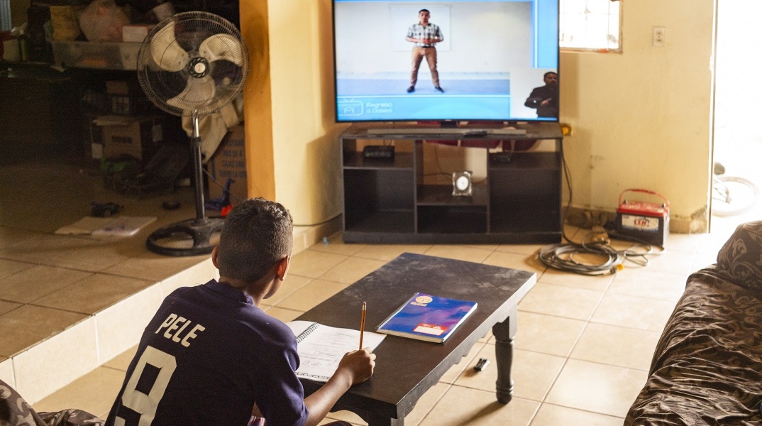 Μαθητής σε σπίτι στο Μεξικό κατά την ώρα τηλε-εκπαίδευσης
