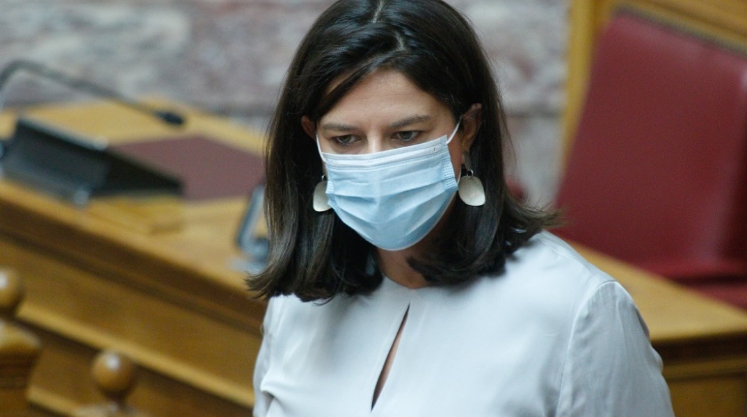 Η υπουργός Παιδείας, Νίκη Κεραμέως με μάσκα στη Βουλή 