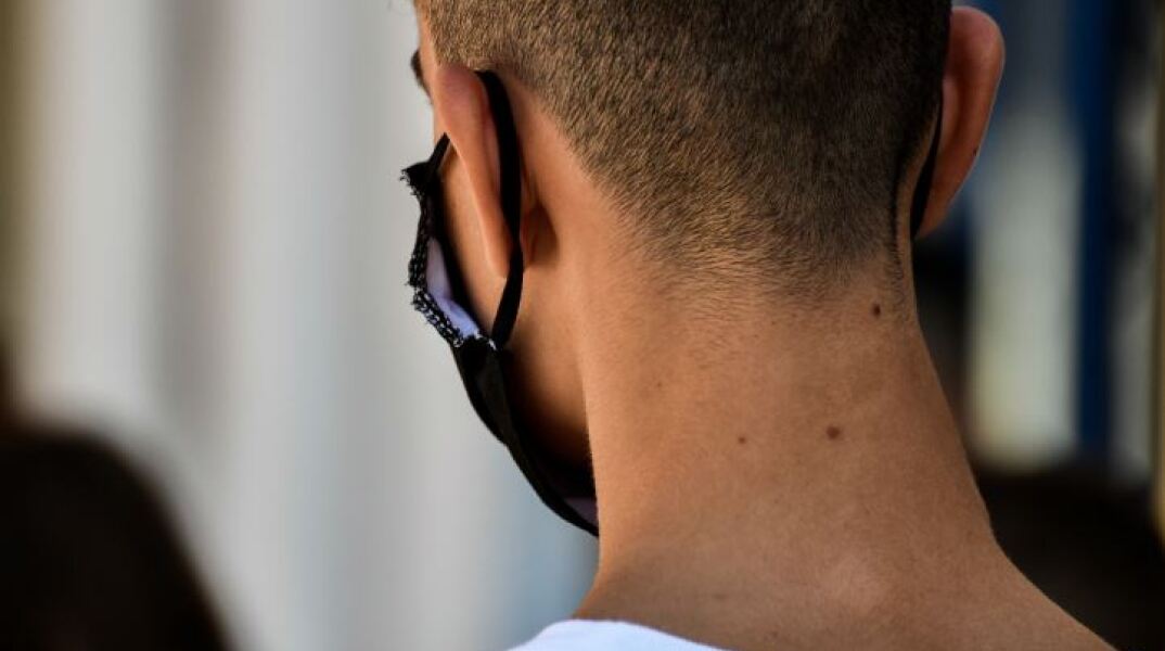 Μαθητής με μάσκα 