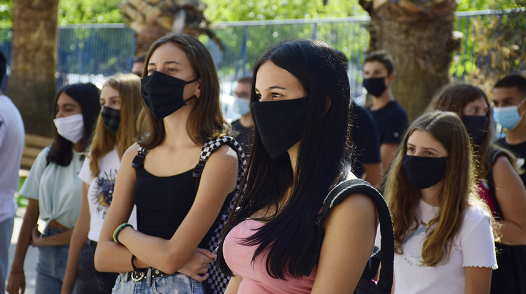 Μαθητές με μάσκες στο σχολείο
