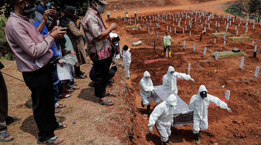 Κορωνοϊός στην Ινδονησία: Προστατευτικές στολές φορούν όσοι τοποθετούν σε τάφους τα φέρετρα με θύματα της Covid-19 (ΦΩΤΟ ΑΡΧΕΙΟΥ)