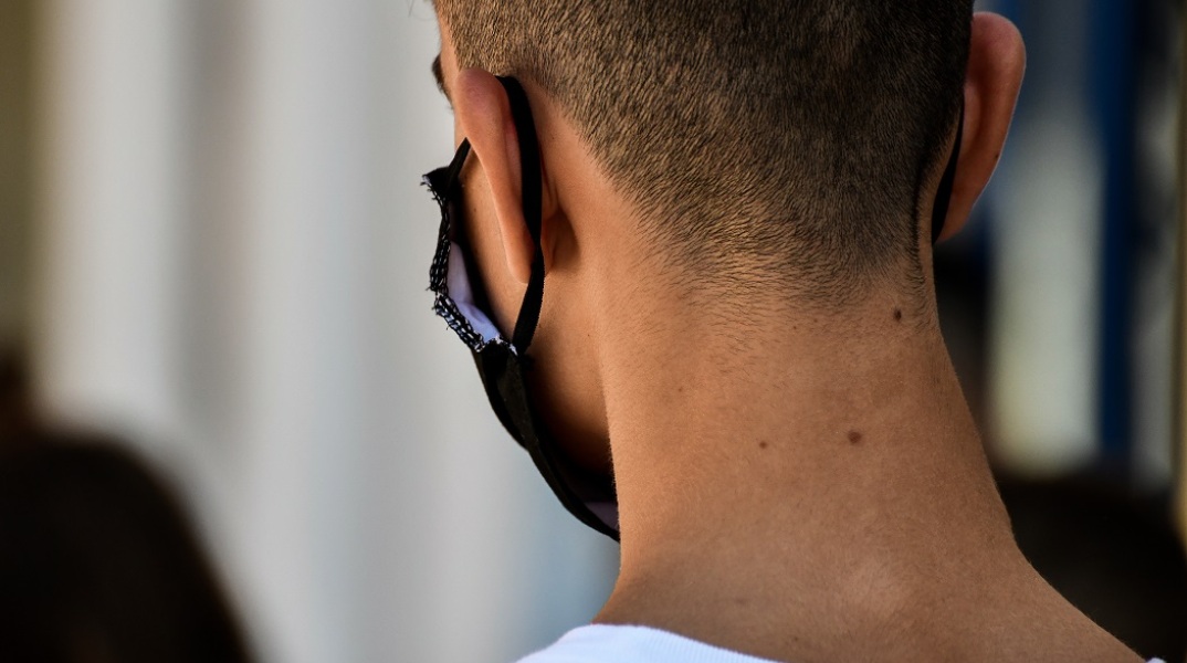 Μαθητής με μάσκα