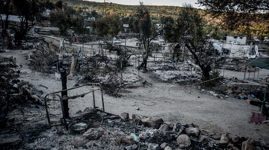 Καταστροφή από τη φωτιά στο ΚΥΤ της Μόριας