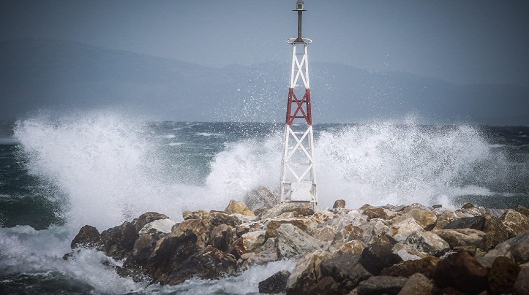 ΙΣΧΥΡΟΙ ΑΝΕΜΟΙ ΣΤΟ ΑΙΓΑΙΟ -  ΤΟ ΛΙΜΑΝΙ ΤΗΣ ΡΑΦΗΝΑΣ