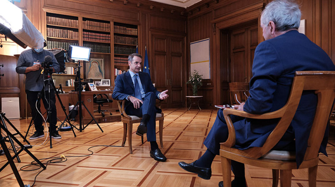 Ο Κυριάκος Μητσοτάκης σε διαδικτυακή συζήτηση με τον τον εκτελεστικό διευθυντή του Economist, Daniel Franklin