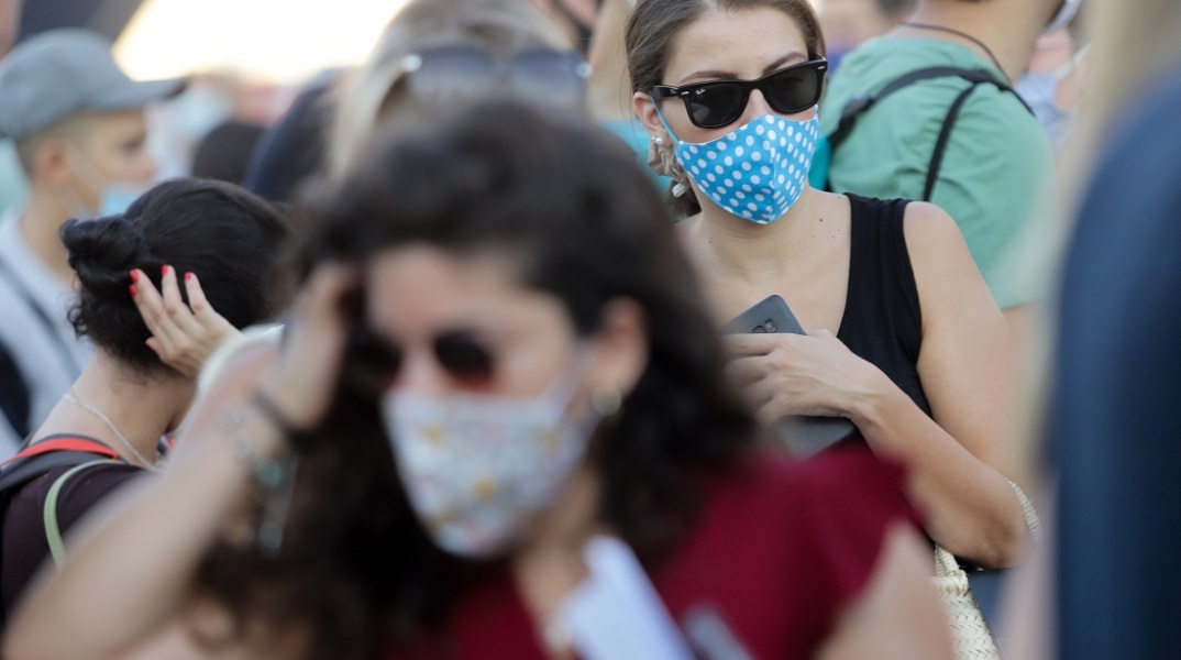 Πολίτες με μάσκα στο λιμάνι του Πειραιά