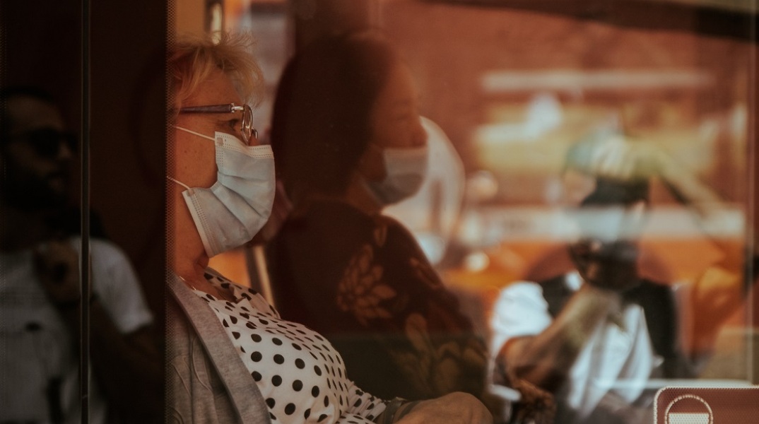 Πολίτες με μάσκα σε λεωφορείο 