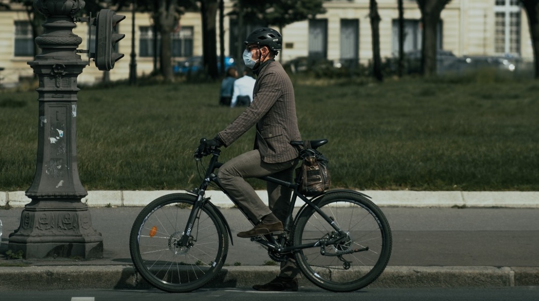 Πολίτης με ποδήλατο και μάσκα στο Παρίσι 