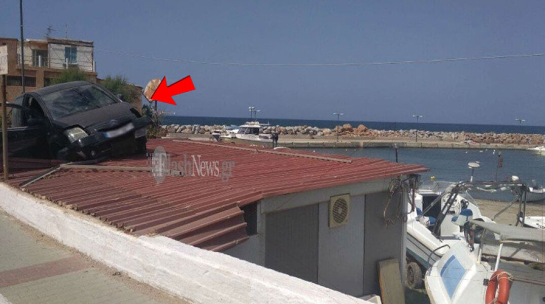 Τροχαίο στα Χανιά: Τύχη βουνό για οδηγό αυτοκινήτου που προσγειώθηκε με το ΙΧ σε στέγη σπιτιού
