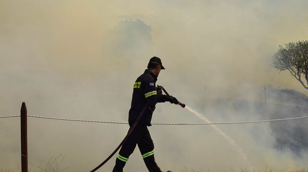 Κινητοποίηση της Πυροσβεστικής Υπηρεσίας για τη φωτιά στο Πέραμα (ΦΩΤΟ ΑΡΧΕΙΟΥ)