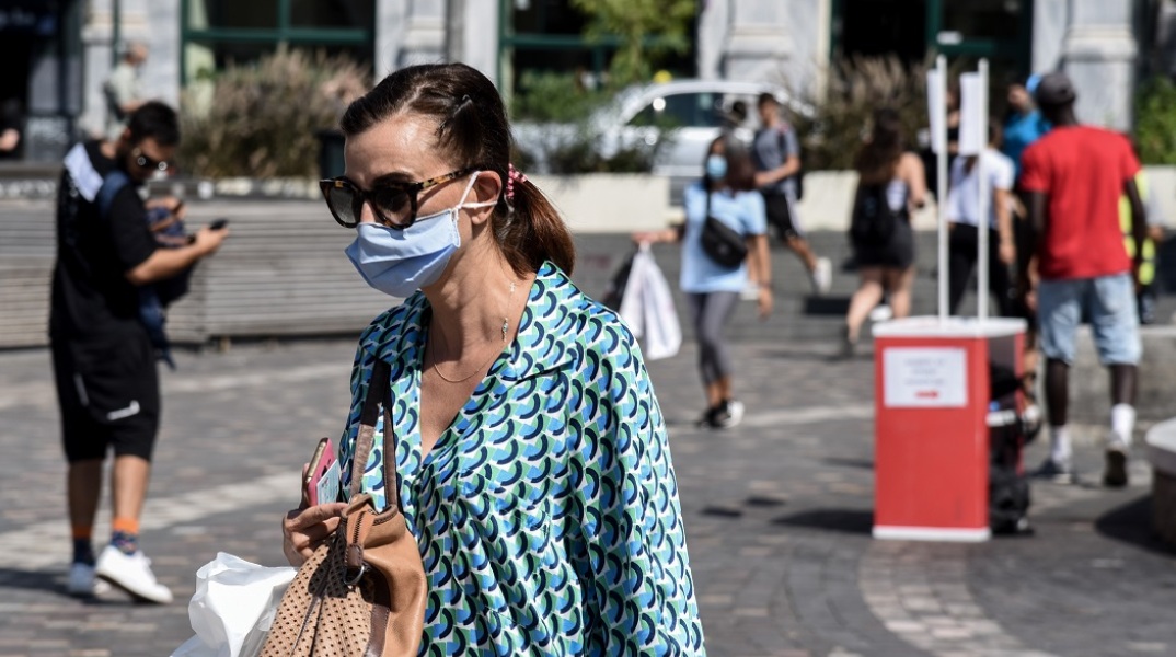 Πολίτες με μάσκα στο κέντρο της Αθήνας