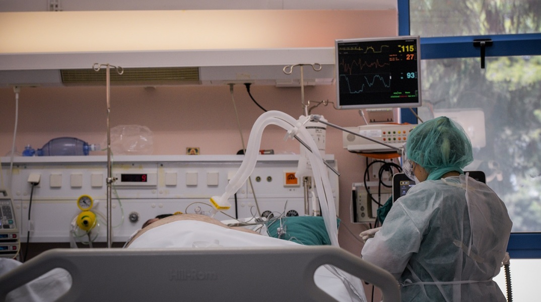 Στιγμιότυπα μαπό την Μονάδα εντατικής θεραπείας στο νοσοκομείο