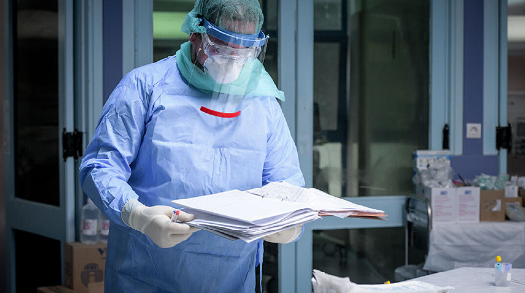 Γιατρός με προστατευτική στολή για τον κορωνοϊό στη ΜΕΘ νοσοκομείου αναφοράς Covid-19