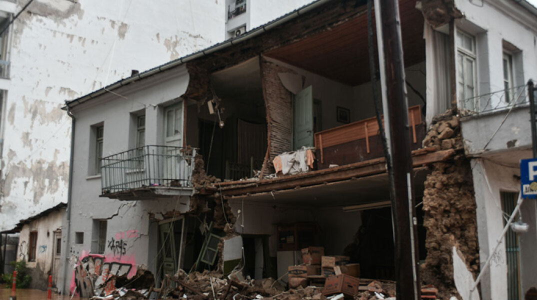 Σπίτι στην Καρδίτσα έχει καταρρεύσει μετά την κακοκαιρία «Ιανός»