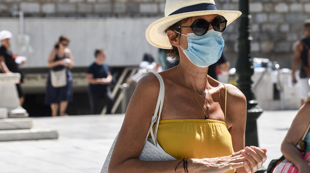 Γυναίκα με μάσκα για τον κορωνοϊό στο κέντρο της Αθήνας