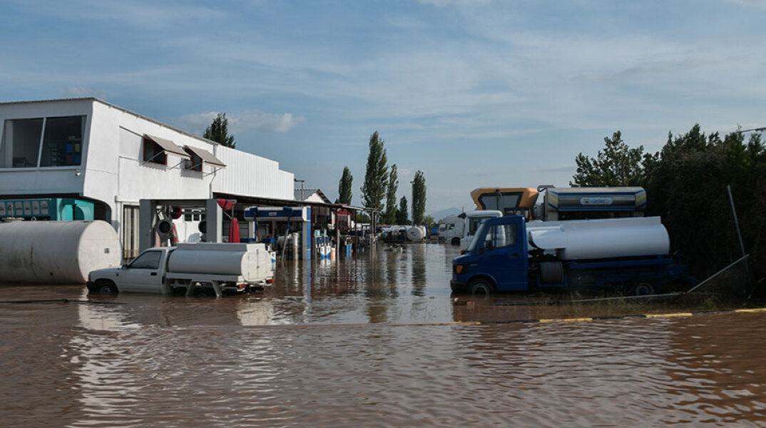 Κακοκαιρία «Ιανός»: Πλημμύρισε η Καρδίτσα - Χωρίς ρεύμα κατοικίες