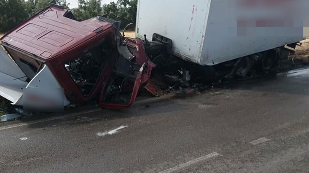 Το φορτηγό που ενεπλάκη σε τροχαίο στη Θήβα - Συγκρούστηκε μετωπικά με ΙΧ με αποτέλεσμα να χάσει τη ζωή του ο οδηγός του αυτοκινήτου