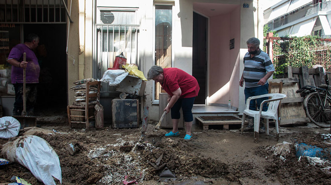 Κάτοικος στην Καρδίτσα απομακρύνει με φτιάρι τις λάσπες και τα χώματα - Η κακοκαιρία «Ιανός» σάρωσε την πόλη