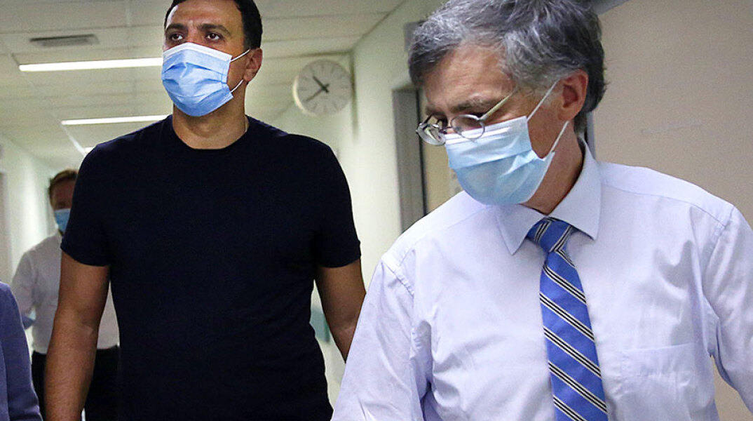 Ο υπουργός Υγείας Βασίλης Κικίλιας και ο καθηγητής λοιμωξιολογίας Σωτήρης Τσιόδρας