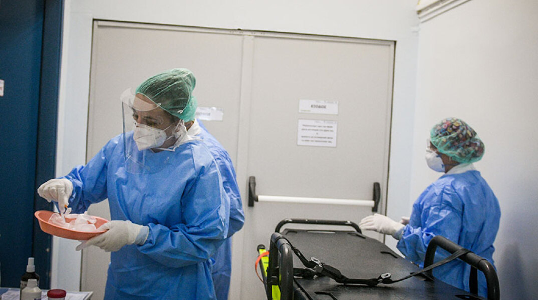 Εργαζόμενοι στην Εντατική του νοσοκομείου «Σωτηρία» - Με προστατευτικό εξοπλισμό για τον κορωνοϊό