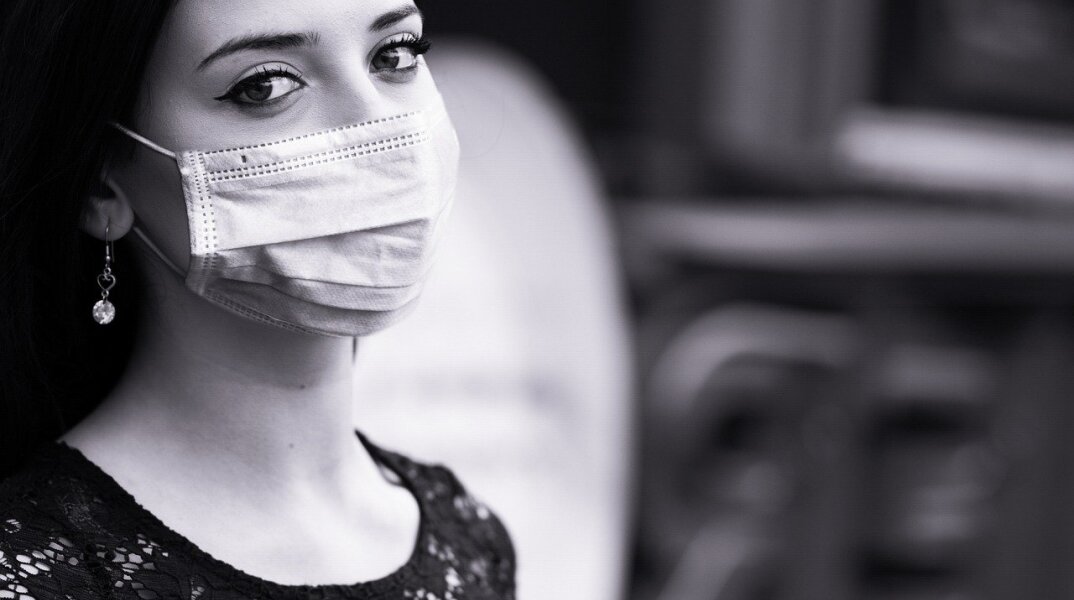 Γυναίκα με μάσκα για τον κορωνοϊό