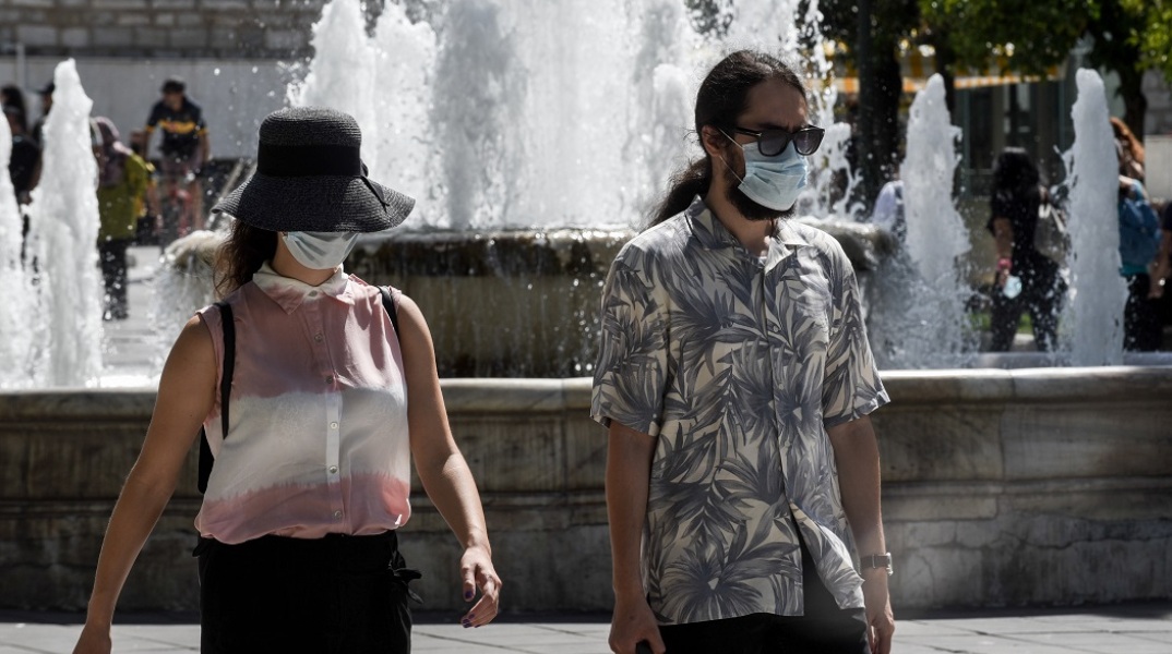 Πολίτες με μάσκα στο κέντρο της Αθήνας 