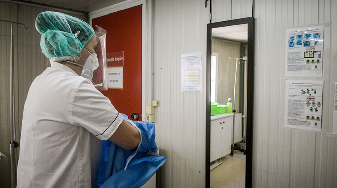 Κορωνοϊός στην Ελλάδα: Εργαζόμενη στις ΜΕΘ του νοσοκομείου «Σωτηρία» (ΦΩΤΟ ΑΡΧΕΙΟΥ)
