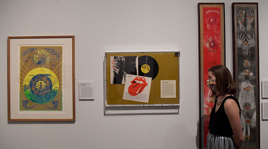 Κορωνοϊός στη Μεγάλη Βρετανία - Εργαζόμενη με μάσκα στο Βρετανικό Μουσείο