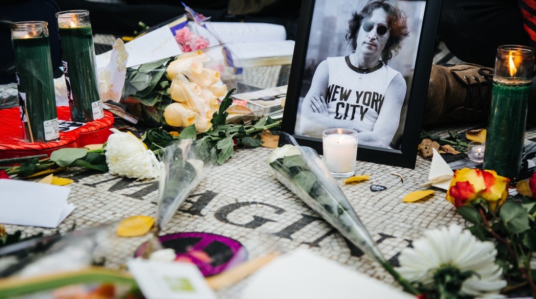 Λουλούδια στη φωτογραφία του Τζον Λένον