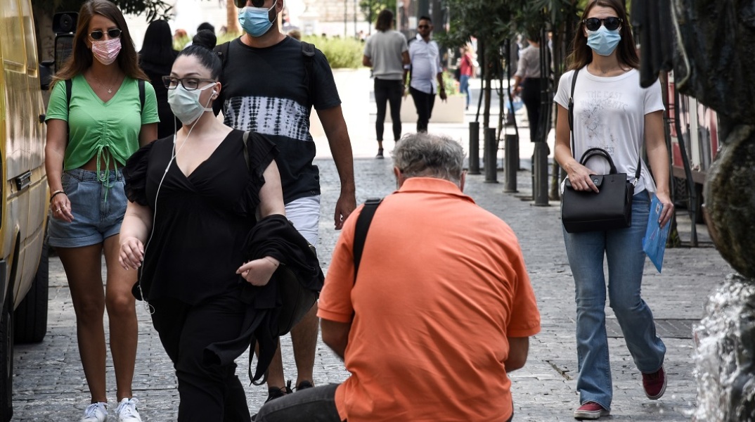 Πολίτες με μάσκα στην Αθήνα