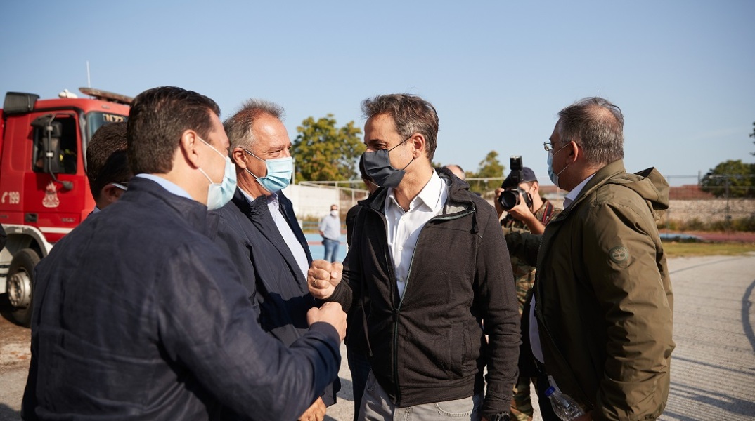 Ο Κυριάκος Μητσοτάκης στις πληγείσες περιοχές στην Καρδίτσα 